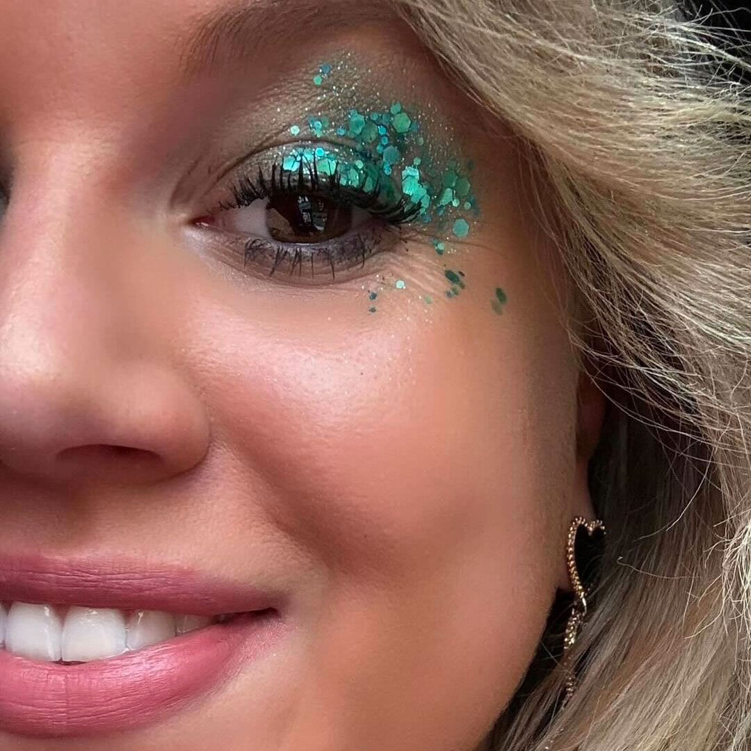 Idée de maquillage avec les paillettes Polysirène par @blondsgallery sur Instagram